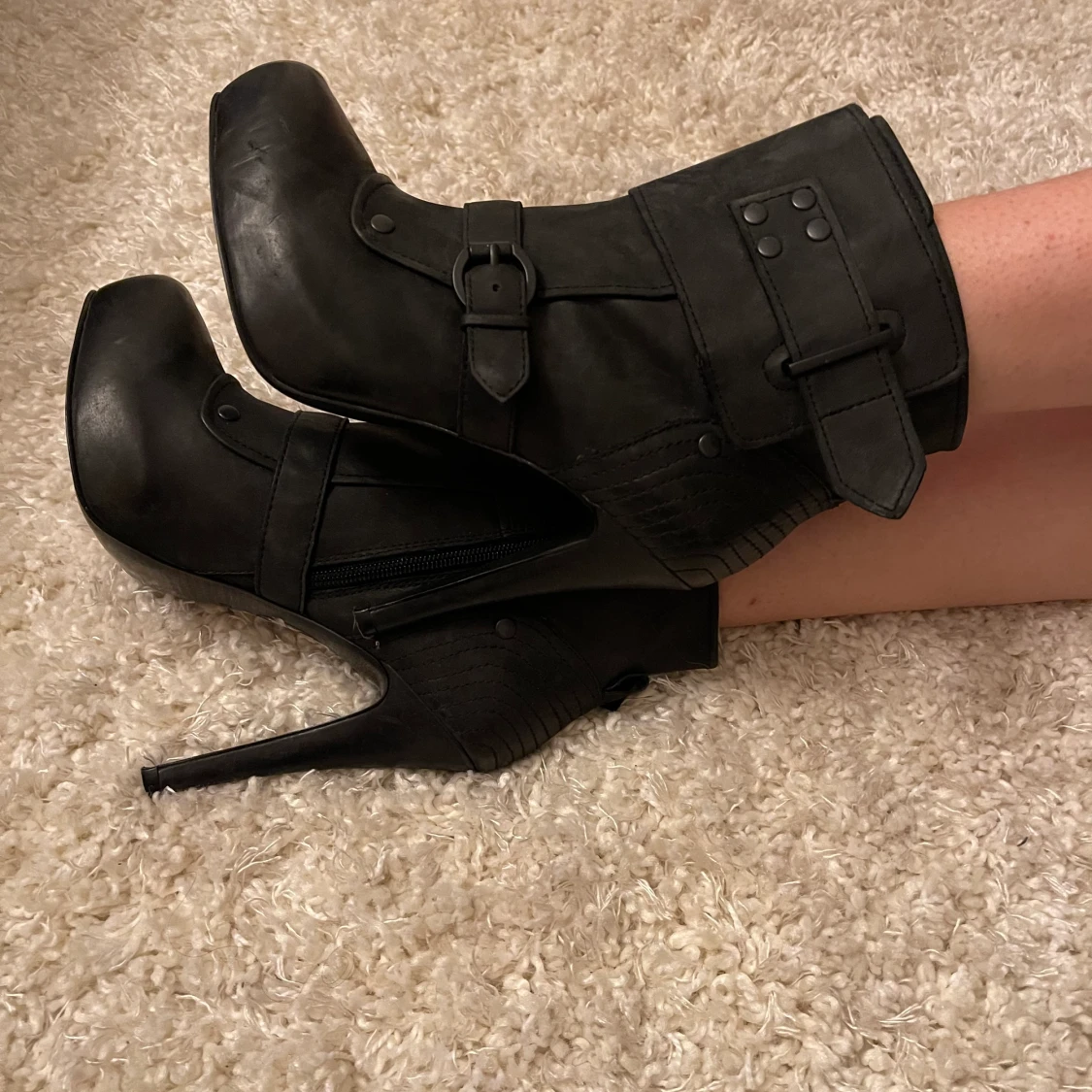 Oanvända Stövletter i svart skinn stl38 