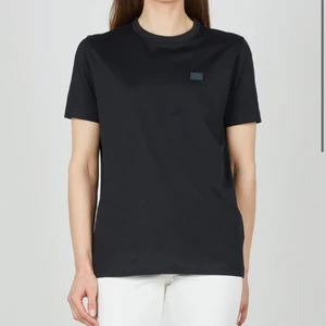 Acne t-shirt, dam, st S - Använt 1-2 gånger i ny skick och inklusive frakt