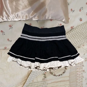 kjol/topp - super söt kjol som kan användas som kjol eller topp. Tyvärr för liten för mig för att använda som kjol. Men passar mig att ha som topp! Barnstorlek 134 men passar möjligtvis XXS/XS som kjol/Topp men XS/S ifall man endast vill ha som topp. Fint skick, endast liten röd fläck därav priset (osäker om det går bort i tvätt). Köparen står för frakt. ❤️