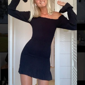  smocked black mini dress  - Aldrig använt pga för kort (är 175), (förutom när jag testade den på bilden). SUPERSNYGG KLÄNNING som sitter som en Smäck!  