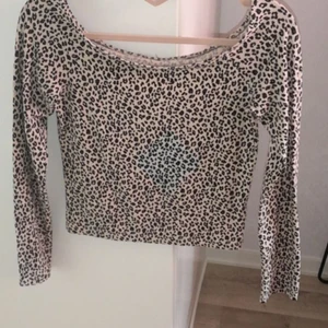 Topp fr. GINATRICOT - Toppen är i XS, köpt för 1 år sen. Använd 2 eller 3 tillfällen. Kan skicka fler bilder på den. Kund står för frakt💞