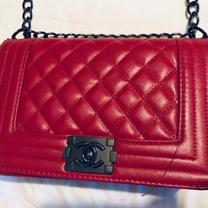 Handväska  - En röd handväska med metallic färgad kedja i väldigt fint skick. Två stycken innerfickor, en med dragkedja och en utan. Använd 1-2gånger. Gratis frakt✅Endast swish✅Skickar endast✅