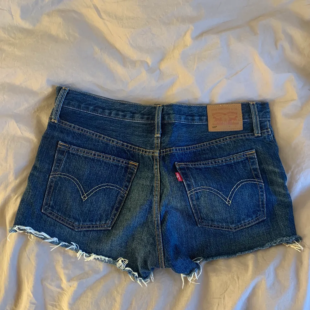 Säljer mina levis jeansshorts pga för små:(( W29 men passar s-m. Köparen står för frakten. Shorts.