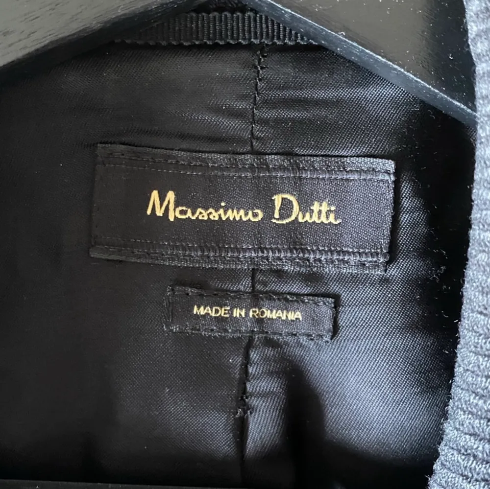 Skönaste och snyggaste svarta kappan från Massimo Dutti i stolek 36. Säljer då den tyvärr blivit för liten (vilken syns på första bilden haha)🥲💕 Nypris ca 1600 kr, säljer för 680 kr + frakt 🥳💜. Jackor.