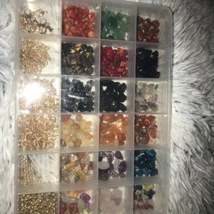 Sten-pärlor   - Jätte fina Sten pärlor som inte kommer till användning tyvärr finns lite andra kedjor osv köpte för 190kr