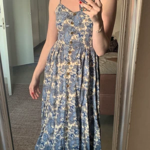 Klänning - Så härlig sommarklänning! Använd ett fåtal gånger, jättebra skick💞