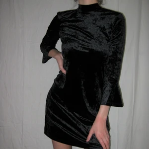 Klänning - Klänning i sammet från Monki❤️ riktigt festlig!! Passar st Xs/s.Köparen står själv för frakt eller så möts vi upp i Sthlm🌹