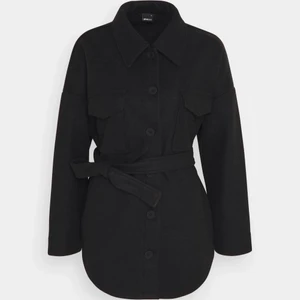 Kappa storlek S - Jätte fina kappa som är helt oanvänd. Den var lite för stor för mig tyvär.