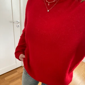 Röd stickad tröja från Pull&Bear - Röd stickad tröja från Pull&Bear, storlek S i fint skick. Använd fåtal gånger. Ordinarie pris 249kr❤️