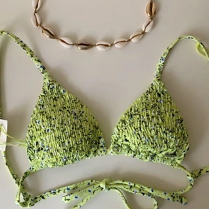 Pull and Bear bikini - Superfin bikini från Pull and Bear som jag tyvärr köpte i fel storlek. Endast testad en gång och alla lappar sitter kvar! Sista bilden är från hemsidan och visar ryggen på bikinin. Budgivning fram till Söndag annars köp direkt för 240 kr💕