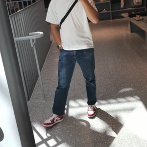 Vintage Jeans - Ett ord vintage jeans. Ett hål i ena fickan som lätt går att sy ihop, annars fint skick. Uppskatta storleken till 29 i midjan och 30 i längden. Jag är 173 och de sitter som visat i  bilden. 