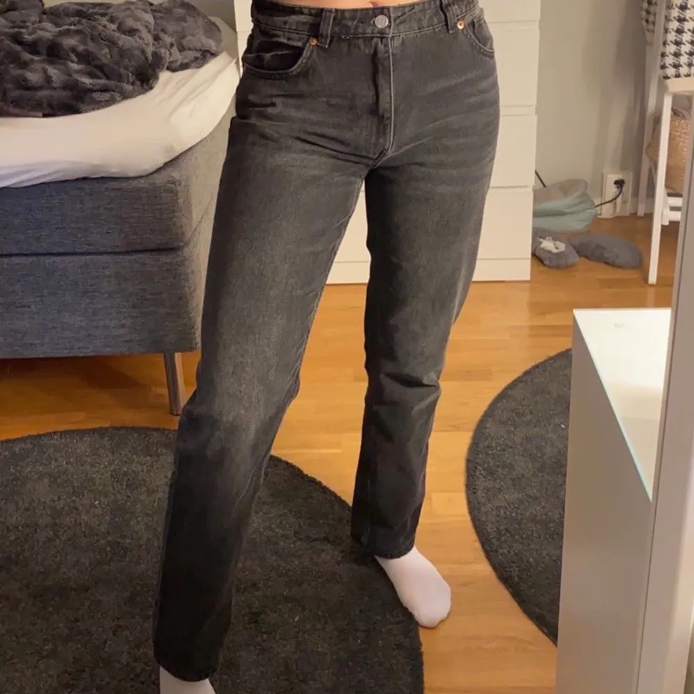 Raka svarta jeans från Monki💖. Jeans & Byxor.