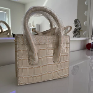 Snygg bagie väska - Mycket fin väska som dessutom är helt oanvänd för endast 150kr.