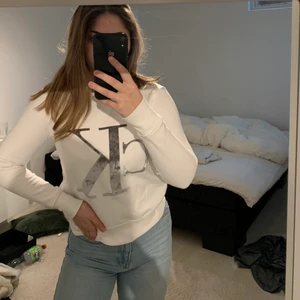 Calvin Klein tröja  - Tröja från CK i storlek XS, skriv privat om ni undrar något. Frakt tillkommer💓 (Pris kan diskuteras vid snabb affär)