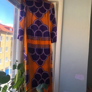 Vintage klänning - Jätte fin lång klänning med fina vårfärger! Den är för tajt för mig runt brösten, har storlek D i bh och klädstorlek så är den en perfekt S!