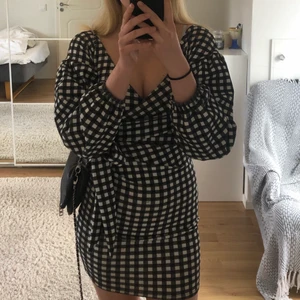 Rutig klänning  - Finaste klänningen som tyvärr blivit för liten för mig😭 använd fåtal gånger så nyskick!!! Super fin till sommaren🥰🙌🏼