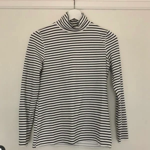 Randig polotröja - Tunn och skön polotröja 