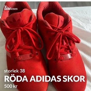 Adidas skor - Röda adidas skor i storlek 38. Sparsamt använda.