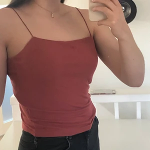 Rostfärgat linne storlek L - Rostfärgat linne från Bik Bok i storlek L. Är liten i storleken och sitter som M. Knappt använd och perfekt för sommaren! Pris kan diskuteras