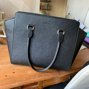 Handväska  - Svart handväska från DON DONNA i fint skick. Finns justerbara axelband man kan sätta på🌶