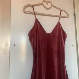 Vinröd figursydd klänning, använd 1 gång💕