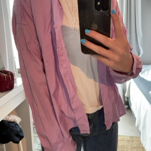 Skjorta  - Säljer denna jättefina skjortan från monki. Den är i jättebra skick och knappt använd. Super fin att ha öppen till någon tröja eller stängd. Den är lite skrynklig på bilden men det är bara att stryka. 