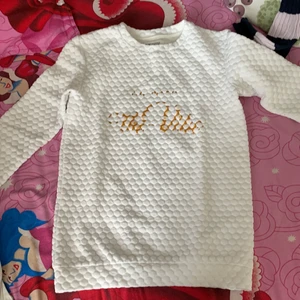 3tröjot väldigt bekväma  - Alla är lite använda vita kostar 30 blå kostar 25 och den rosa kostar 20kr