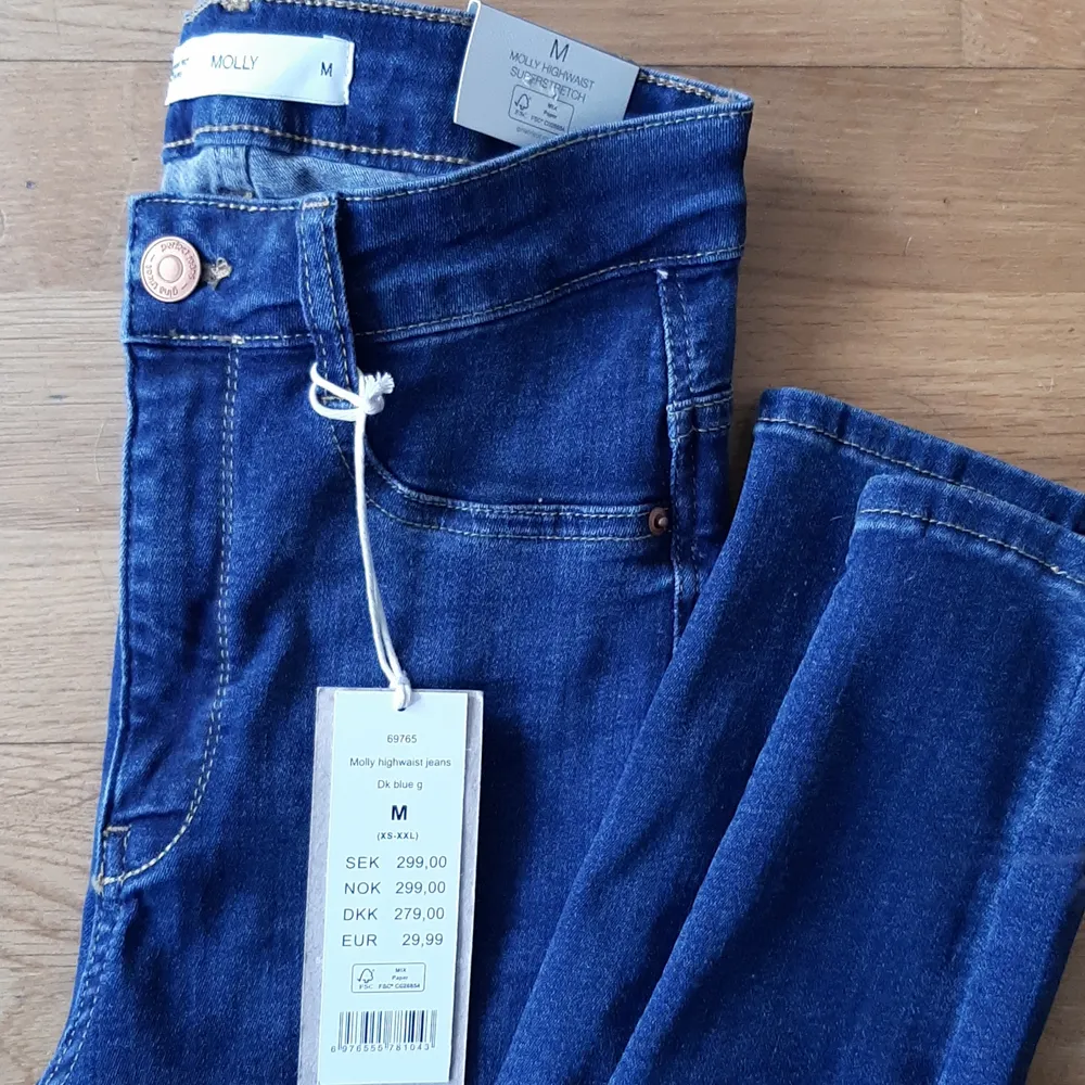 Helt nya högmidjade jeans i stl M.. Jeans & Byxor.