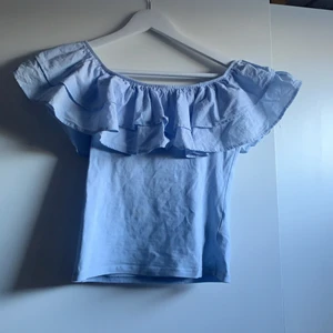 Blå topp - Blå topp med volanger🦋 från hm storlek xs, köparen står frakten