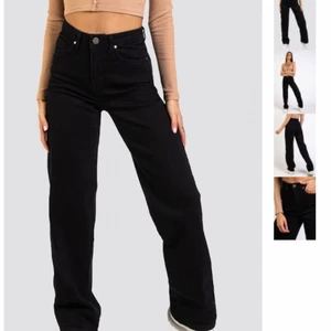 Vida jeans - Säljer mina helt nya svarta visa jeans som är från madlady. Passar dig som är runt 160-165. Jag är 166 cm och jag hade absolut kunnat ha dom men jag gillar när de går i marken.❤️ Köptes för 549kr❤️