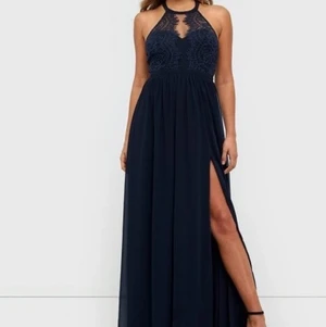 Balklänning/ lång klänning - Klänning från Nelly fast i ljusrosa men samma modell som på bilden. Endast använt 1 gång och är uppsydd ca 1-2cm men är enkelt att sprätta upp om man vill de. Storlek 38, nypris 899 mitt pris 250kr +frakt, egna bilder fås vid intresse💓