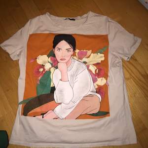 En jättevacker T-shirt från Zara med en kvinna som motiv. Väldigt varsamt använt. Hör jättegärna av er om ni har frågor eller är intresserade:) 