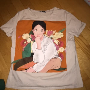 T-shirt från Zara - En jättevacker T-shirt från Zara med en kvinna som motiv. Väldigt varsamt använt. Hör jättegärna av er om ni har frågor eller är intresserade:) 