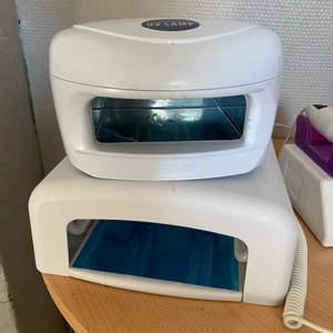 Nagelkit  - Nagelkit för gelenaglar. Allt man behöver kommer med, mycket dekoration såsom folie, glitter, stenar.  Man får med primer gelé och builder gelé, 2 UV lampor som fungerar precis som dom ska.  En elektrisk nagelfil följer med Bvsa  Finns i Ängelholm.