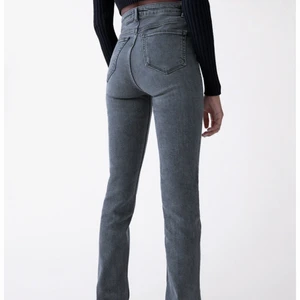 Zara jeans med slits  - Många intresserade så startar budgivning!Slutsålda trendiga jeans från zara!! Gråa och med en slits längst ner (på yttersidan av benet). Storlek 38 men passar mig som oftast har 36 och ibland 34. Som ni säkert vet brukar Zaras storlekar vara generellt relativt små! Stretchiga så passar säkert en 40 också!! Köpta för ungefär ett halvår sedan och använt sparsamt ( Max 10 gånger) köpta för 359 kr  💓⚡️🥰☺️💕