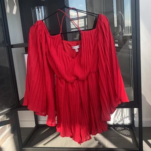 Playsuit med slitsärmar - Superfin playsuit med slitsärmar (se bild). Säljes då jag aldrig får tillfälle att bära den. 