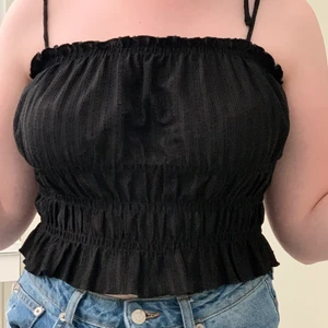 Svarta topp! - Svart topp från H&M säljes pga för stor i bysten för mig, stretchigt material. Använd 1 gång, ordinarie pris 130kr.