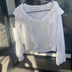 Vit blus från IVYREVEL - Jättefin vit blus från IVYREVEL med utsvängda ärmar. Storlek xs. 