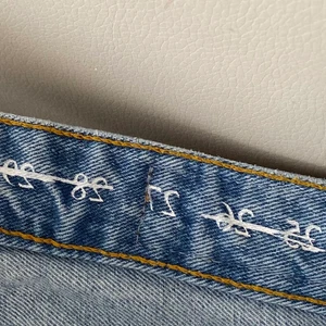 Jeans  - Ett par blåa jeans från bikbok som tyvärr inte kommit till användning då jag inte är bekväm i blått. Använda 6ggr. Original pris 600kr. Köparen står för frakten ( kan mötas upp i Piteå). Betalning sker via swish och innan byxorna skickas.