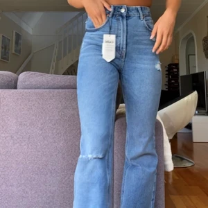 Jeans  - Säljer dessa jeans från stradivarius❤️ helt fantastiska men tyvärr blivit för små för mig. De är som nya, storlek 34 💕 