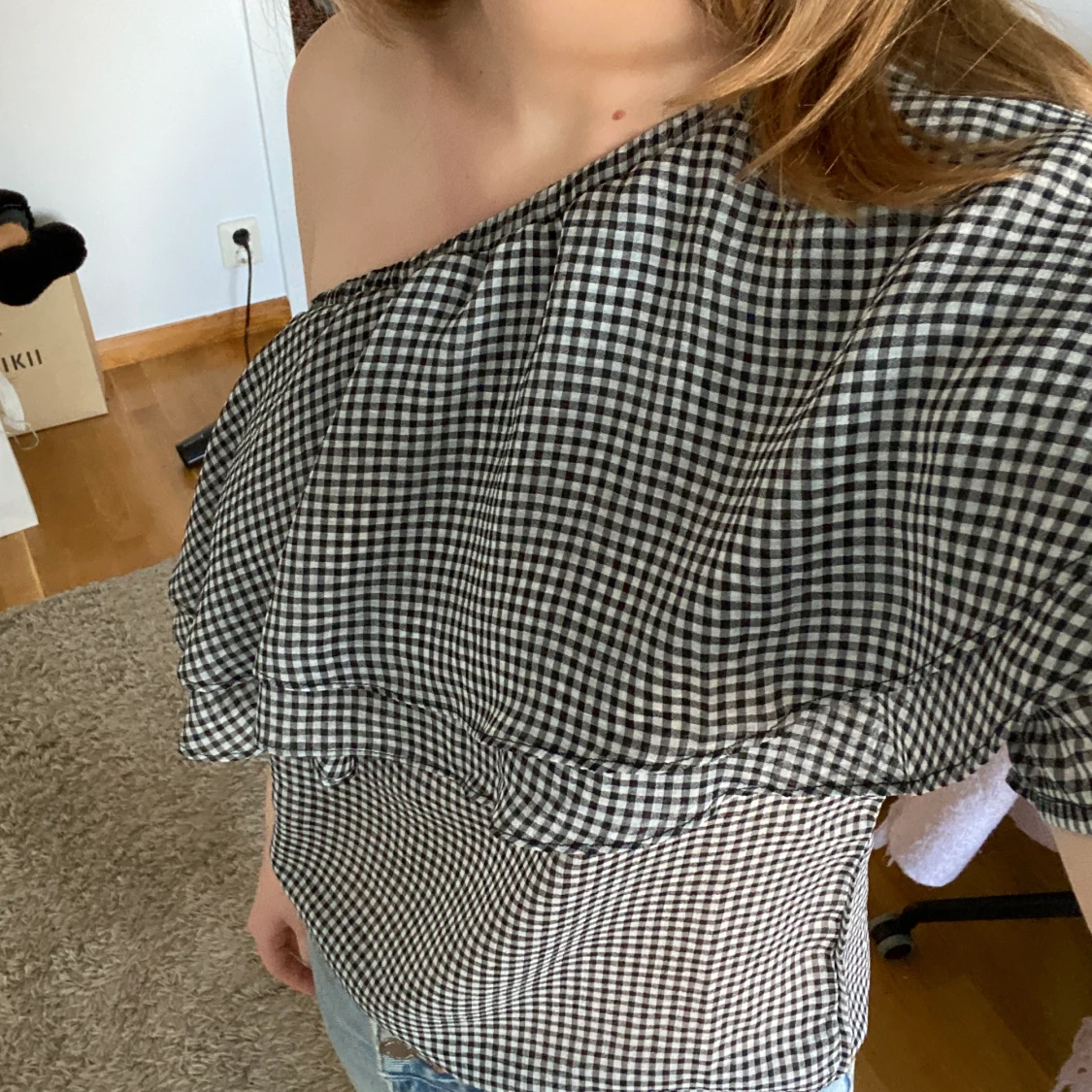 Cool offshoulder topp i rutmönster - 90