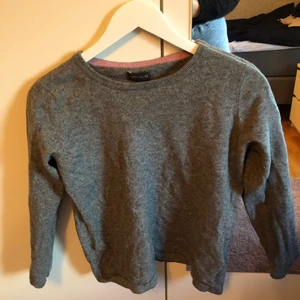 Grå tröja - En grå tröja från newhouse i strl XL men som har krympt rejält i tvätten så är snarare en XS-S. Den är i gott skick annars o normallång i modellen, köparen står för frakt o väljer spårbart eller ej💘