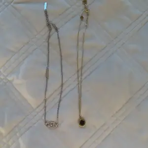 Jag säljer dessa 2 Marc Jacobs halsband. I mycket gott skick därför säljer jag de för 300 kr styck där frakten är gratis 