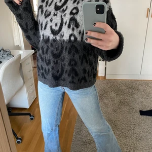 Grå stickad tjocktröja - En superskön oversize tröja med leopardliknande tryck! Stl M.  Kan mötas i upp i Stockholm eller så står köparen för frakten.