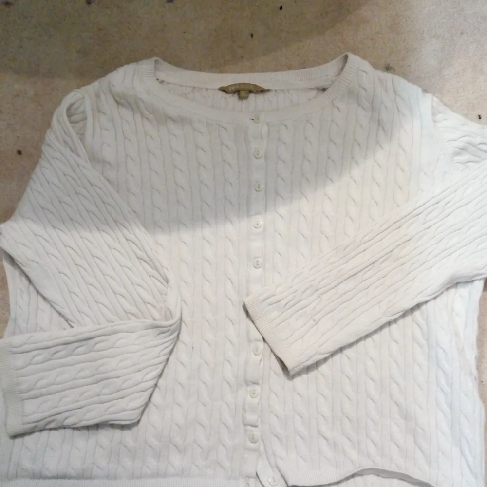 En vit tröja med knappar som man kan öppna också,jag köpte den för 3 år sen ok har använd ganska mycket men ändå så är dem fortfarande i bra skick,den är i storlek XL men den passar mig som alltid har s/m på kläder . Stickat.