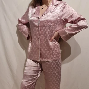 LV PYJAMAS Louis vuitton  - Helt nya har fler par i olika storlekar top kvalité silke finns I rosa och svart. 