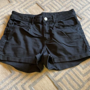 Shorts i storlek 36 - Shorts i storlek 36 från HM i märket divided. Använda men i fint skick. Säljes då de är försmå. 