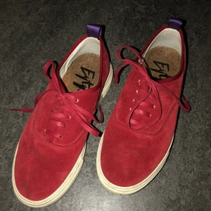 Eytys skor - Röda mocka-skor från Eytys i storlek 39! Köpta för 1.700kr, sparsamt använda😇 Möts i Sthlm annars står köparen står för frakten, har tyvärr inte kvar skokartongen!