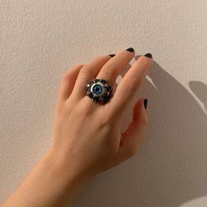 Säljer min älskade ring eftersom den tyvärr är för stor. Det är stainless steel så den rostar inte och blir inte ful. Hör av dig om du har några frågor :) 