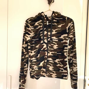 Cecilia velour set - Gina tricot Cecilia velour-set i camo, supermjukt trots några tvättar (inte använt särskilt mycket) och fina satin-snören i svart & byxorna är bootcut💫  hör av dig vid intresse!